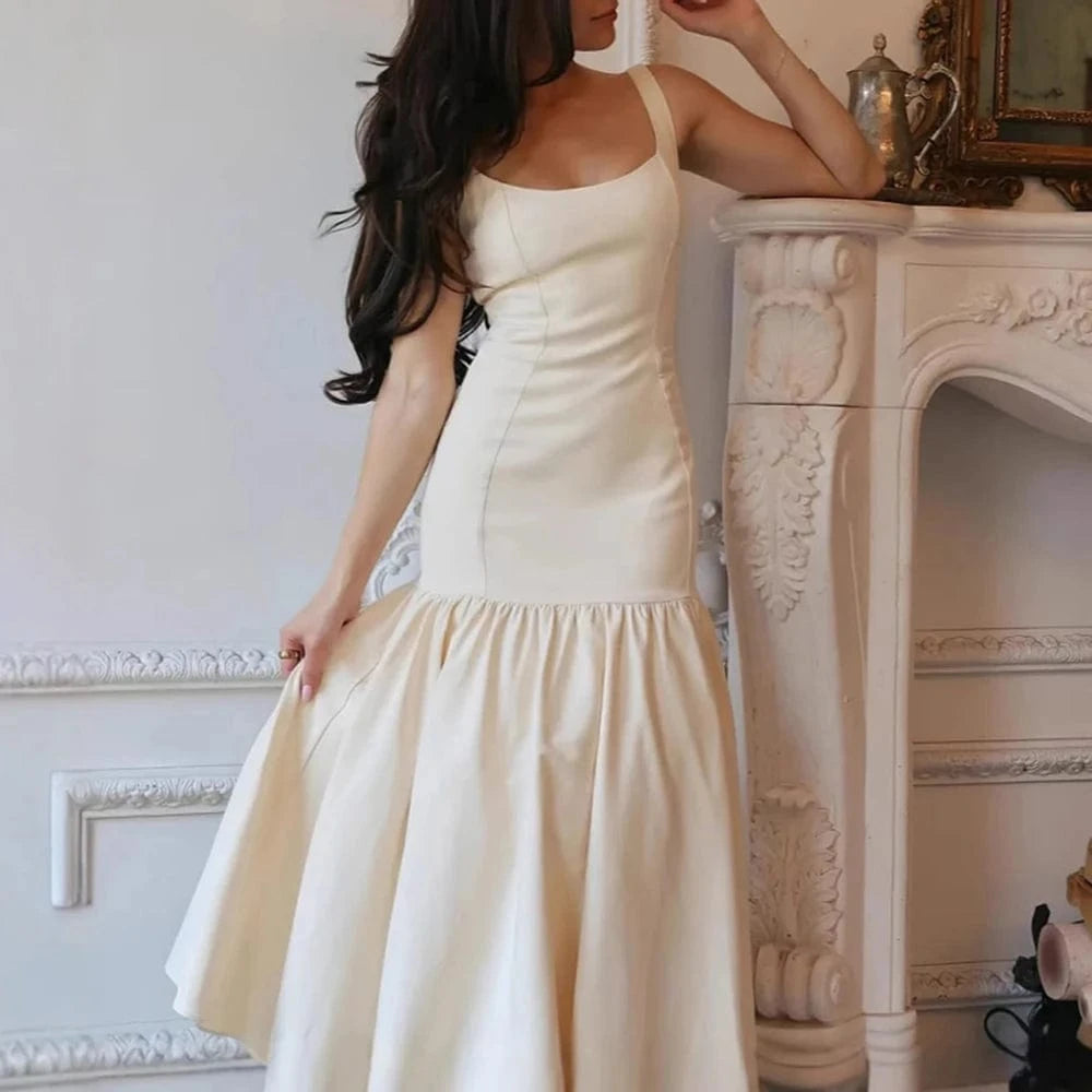 robe sirène beige élégante pour soirée chic, sans manches et moulante, silhouette glamour et féminine