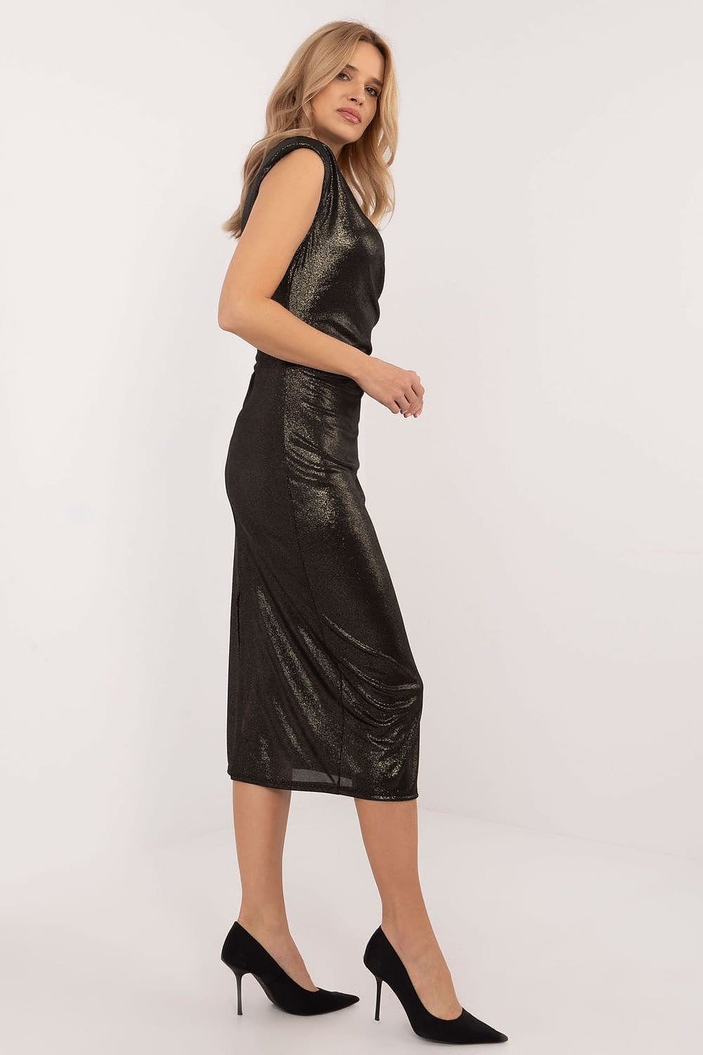 Robe de soirée chic noire midi moulante sans manches, parfaite pour un cocktail élégant.