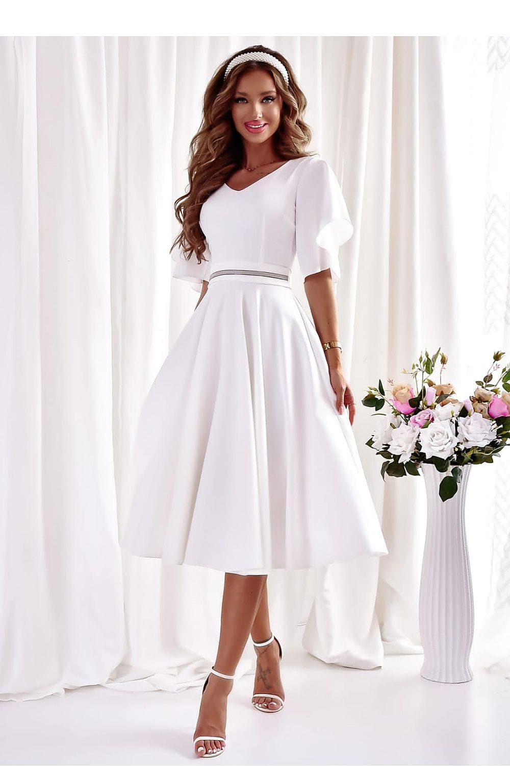 robe midi drapée chic pour soirée d’été, coupe élégante à manches courtes et tissu fluide confortable