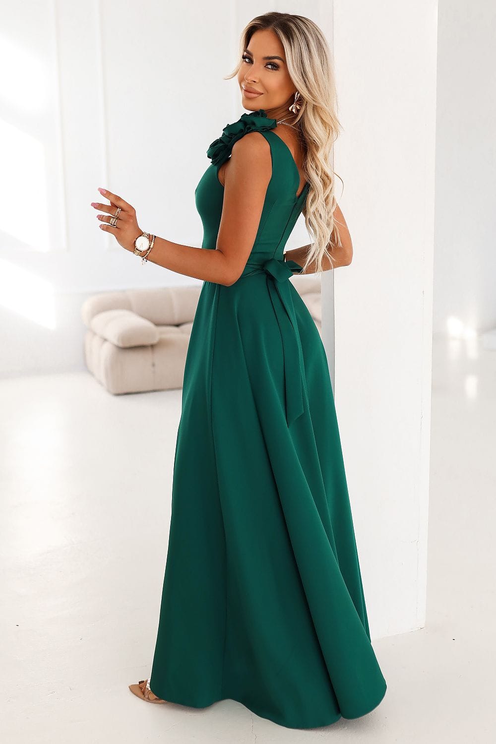 Robe longue soirée chic verte sans manches silhouette évasée pour mariage invité ou gala élégant femme