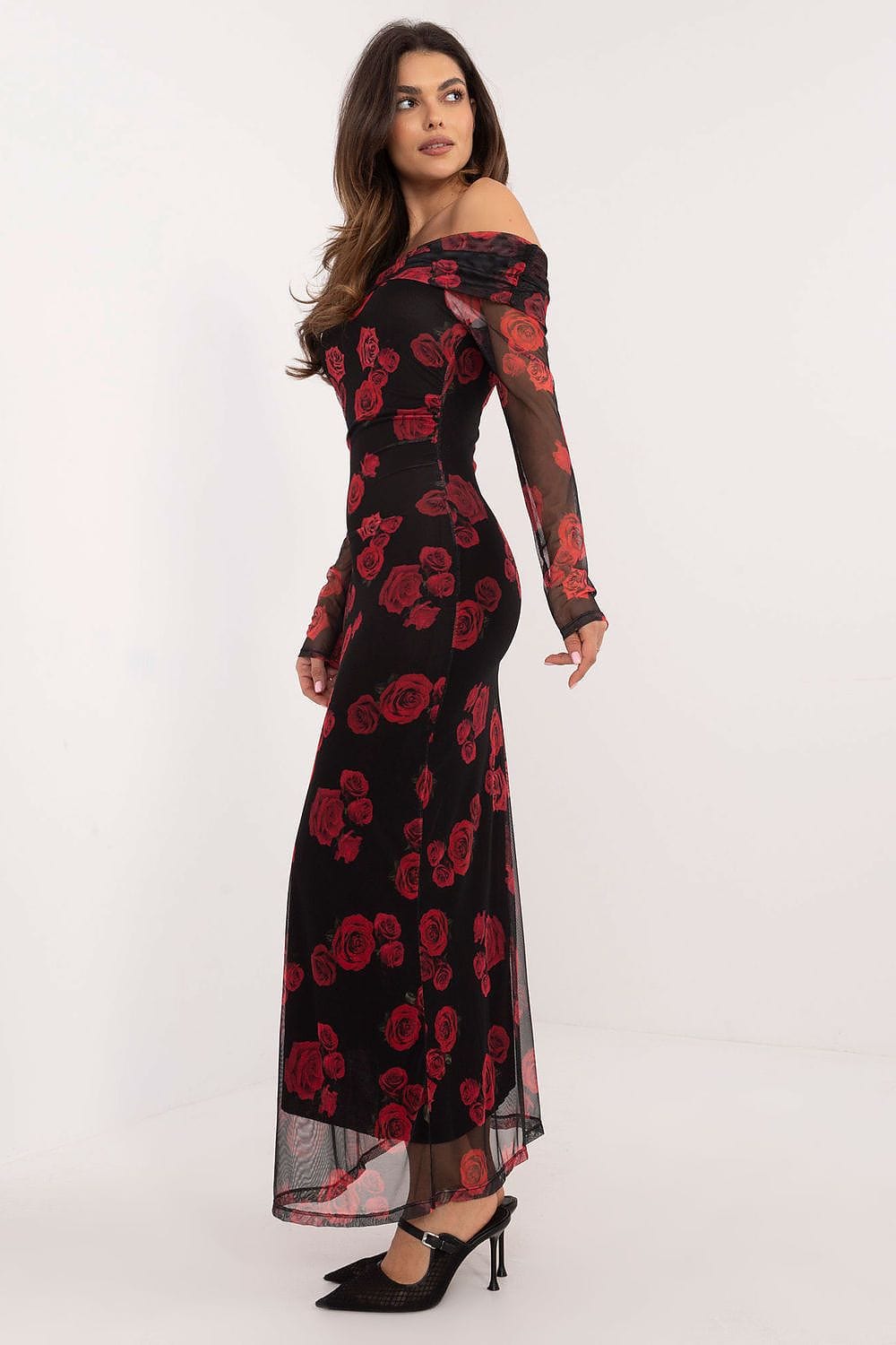 Robe de soirée chic noire longue avec imprimé floral rouge et manches longues épaules dénudées