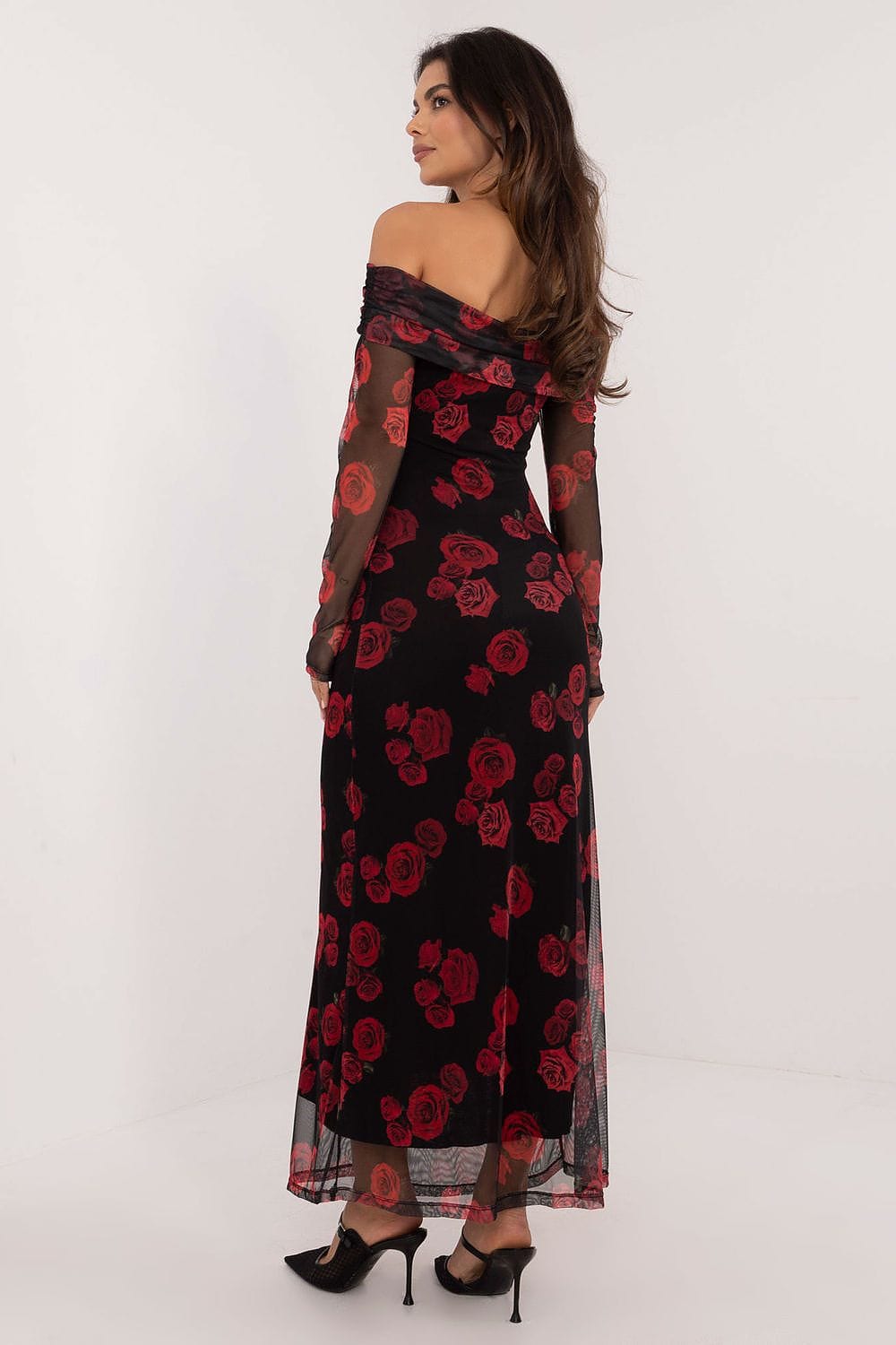 Robe de soirée chic longue noire à manches longues, motif floral rouge, élégante et glamour.
