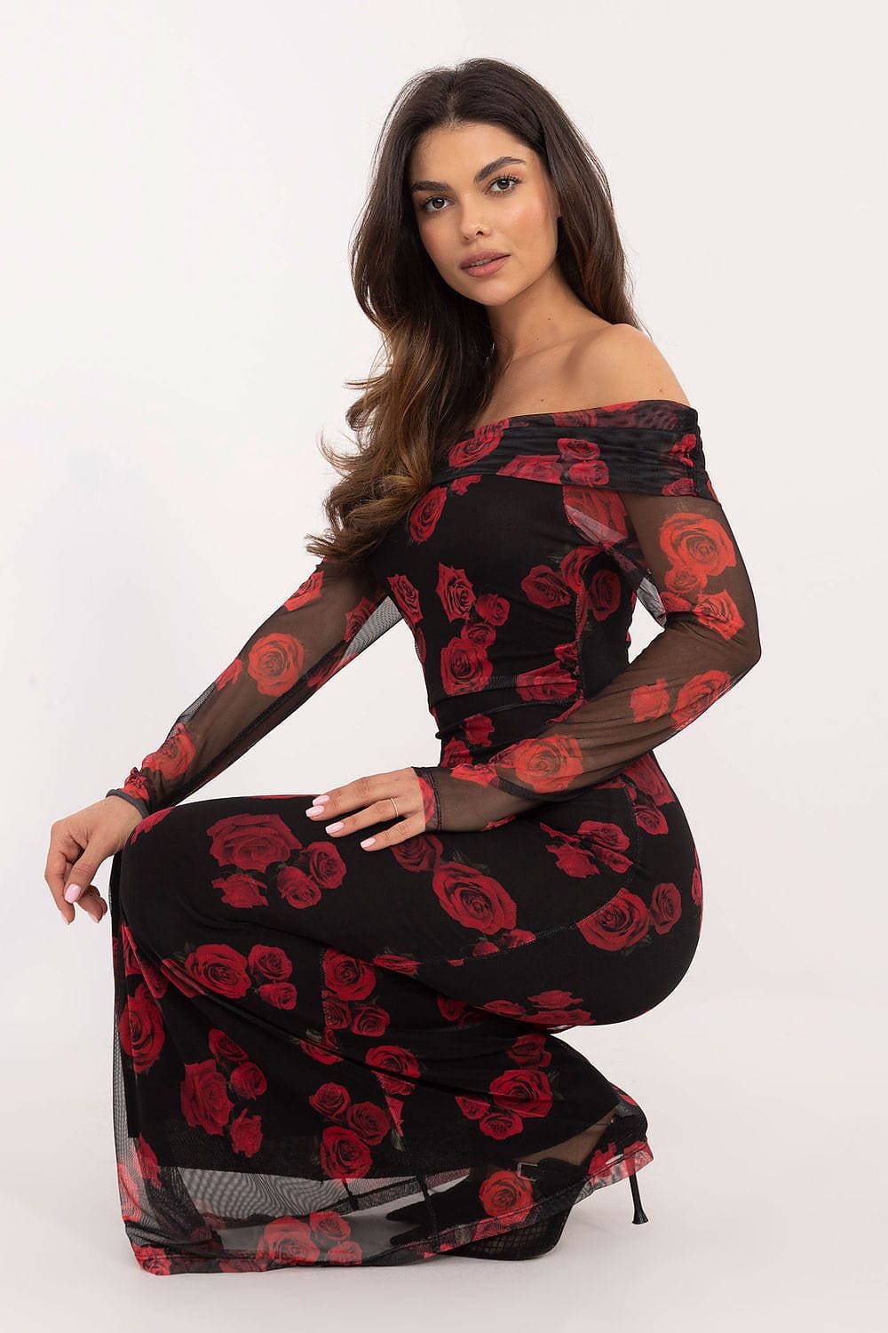 Robe pour soirée chic noire et rouge fleurs, manches longues, moulante et élégante.