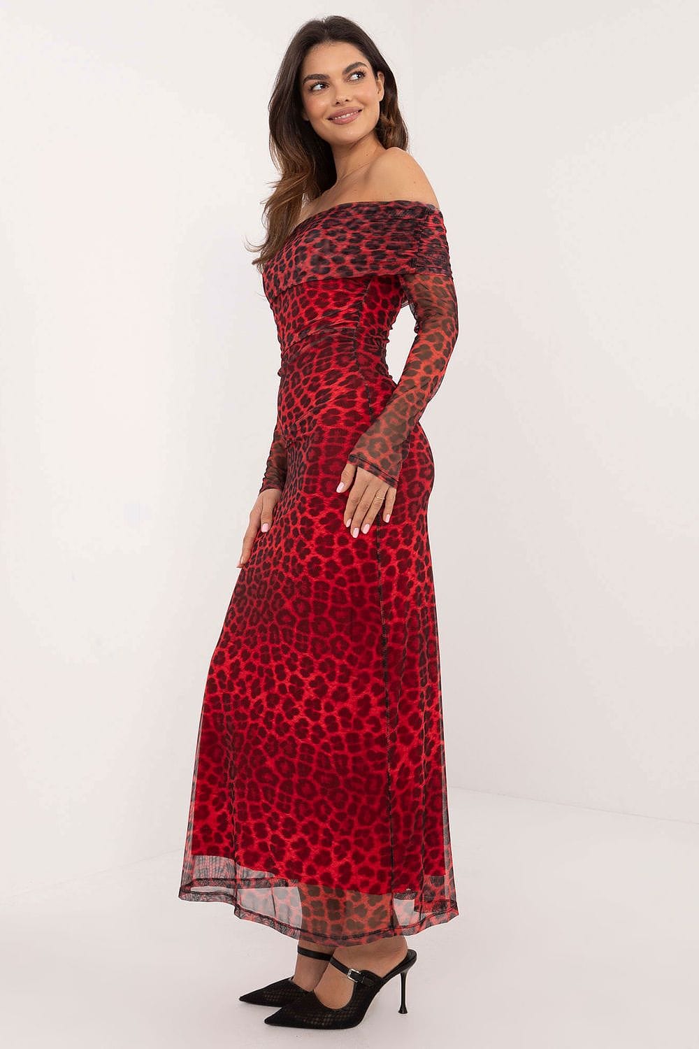 Robe de soirée chic rouge longue à manches longues imprimé léopard pour un look élégant et audacieux.