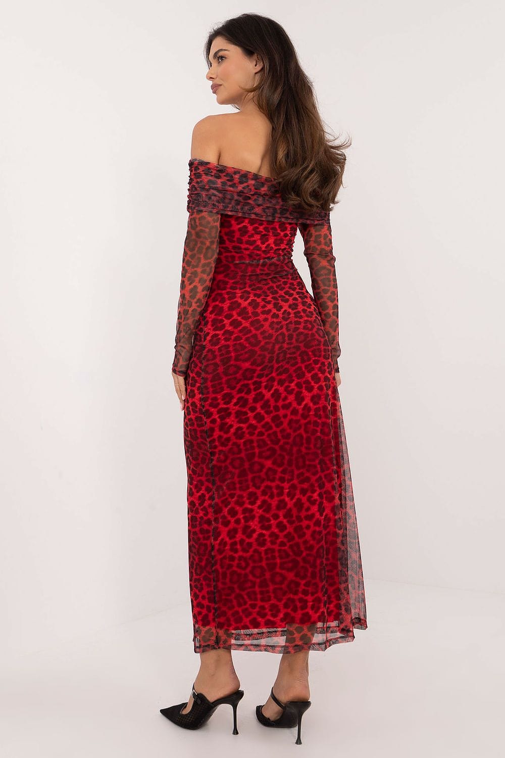 Robe de soirée chic rouge longue épaules dénudées avec imprimé léopard élégant et glamour.