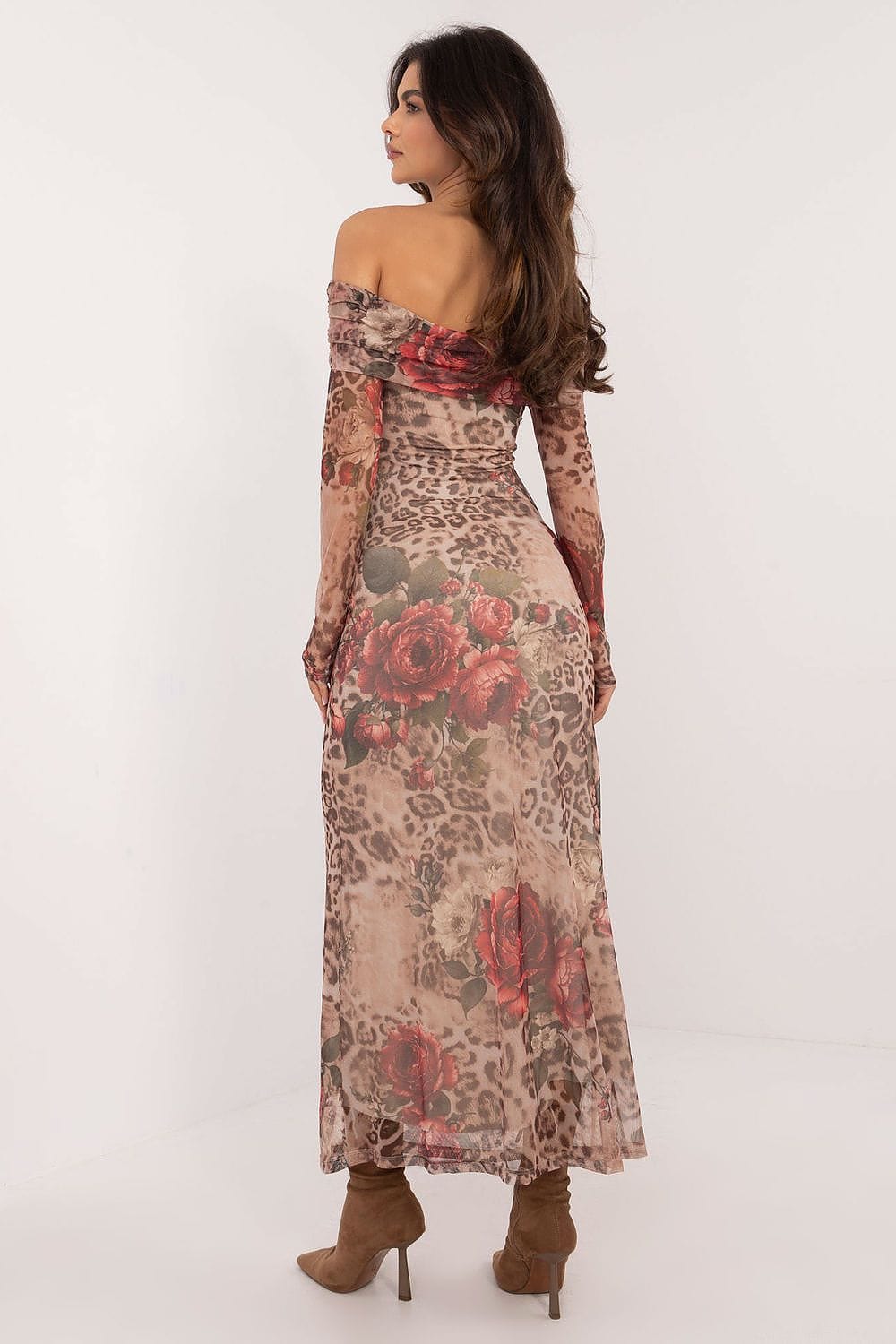 Robe de soirée sexy à motif floral et léopard beige longue, épaules dénudées, manches longues.
