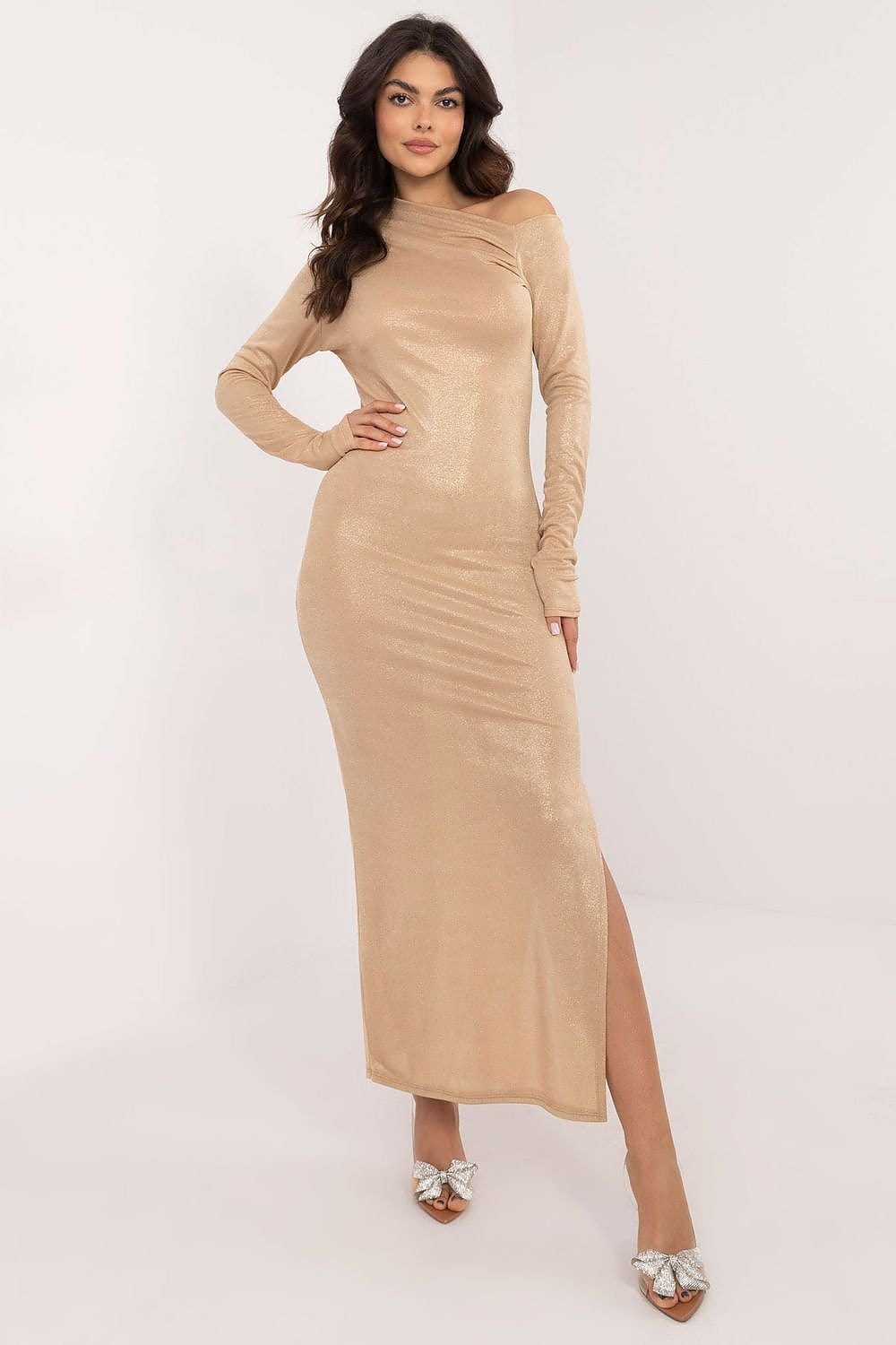 Robe de soirée chic dorée longue moulante manches longues pour un look élégant et sophistiqué.