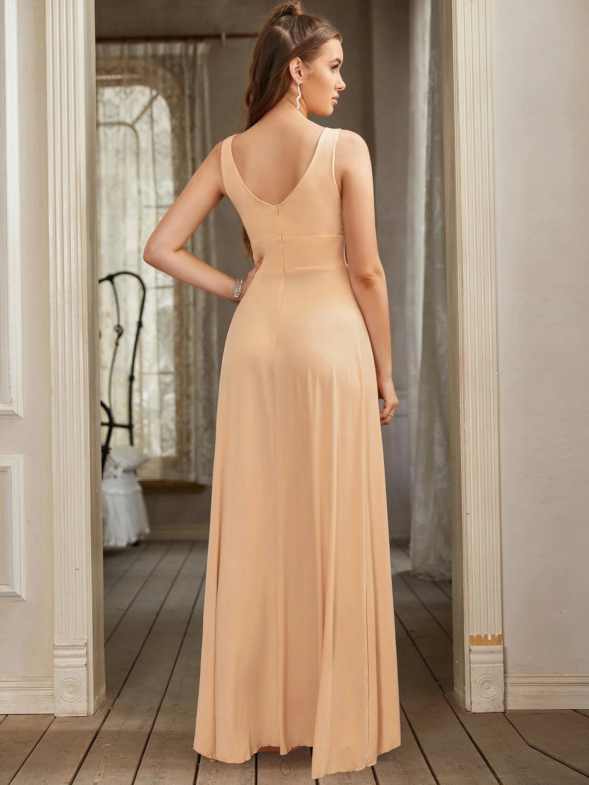 Robe demoiselle d'honneur dos nu bleu longue élégante pour mariage, avec silhouette trapèze et sans manches.