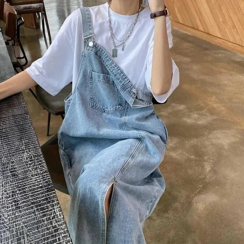 robe casual salopette midi en jean à bretelles, tendance décontractée pour l’été ou look urbain