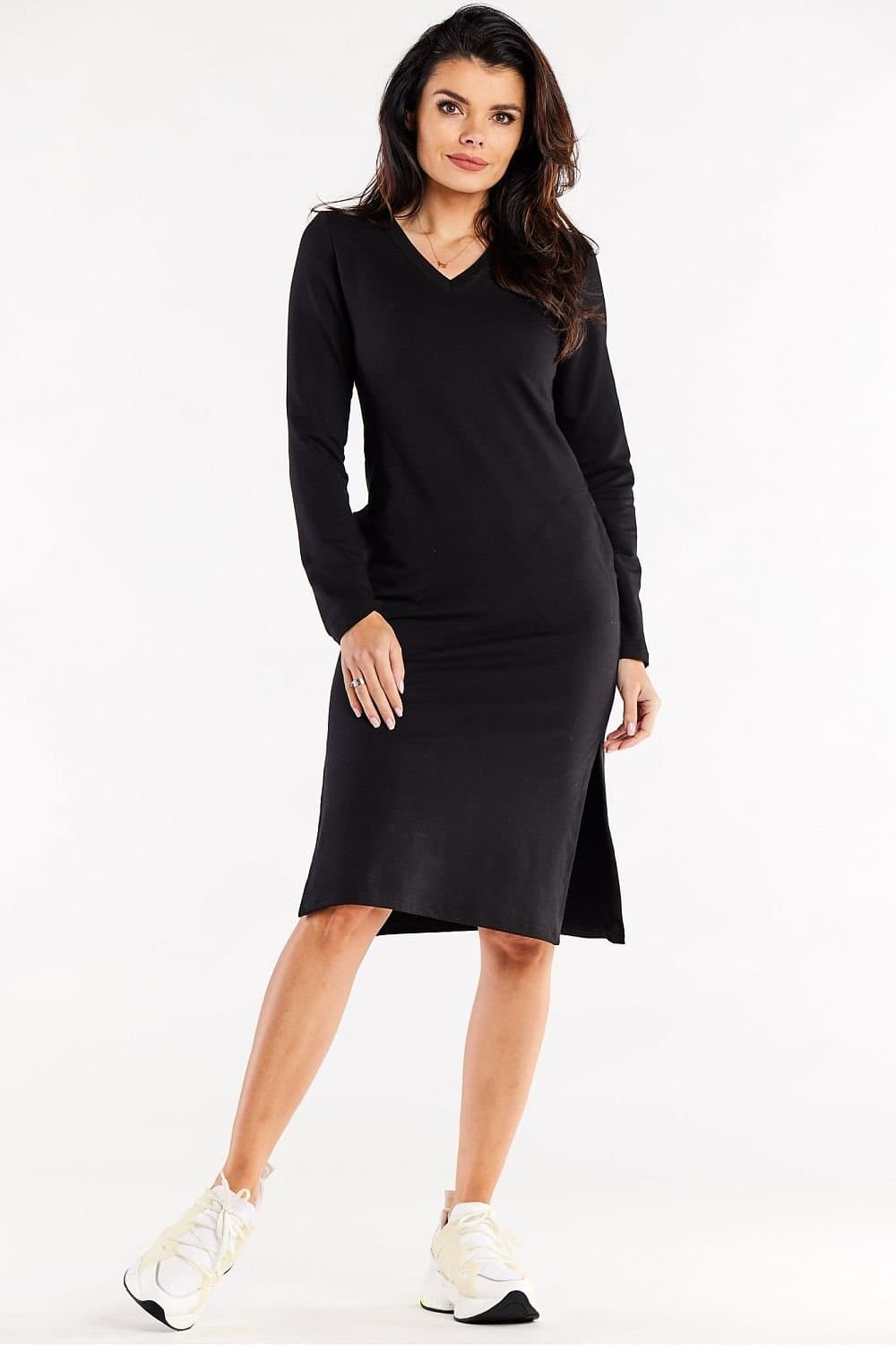 Robe noire midi cintrée, manches longues et col en V, idéale pour soirée chic ou cocktail, silhouette droite élégante.