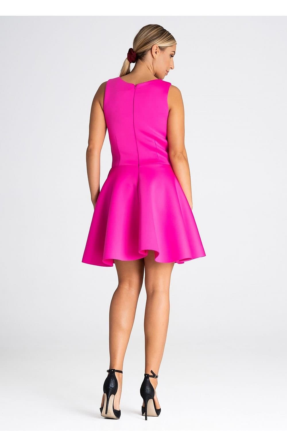 Robe anniversaire rose courte sans manches silhouette princesse pour femme - idéale pour célébrer avec style.