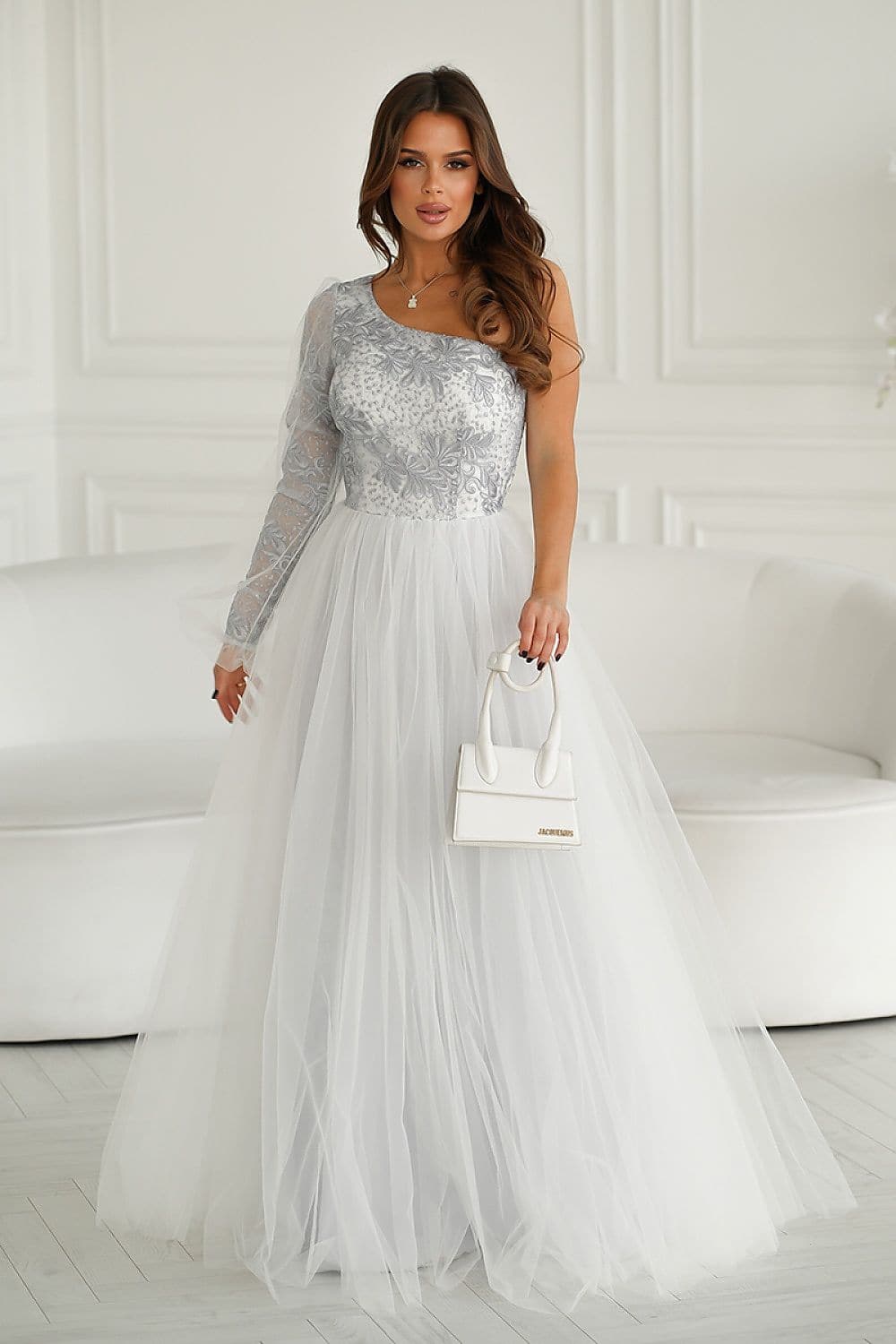 Robe de bal blanche longue avec dentelle et manches longues pour soirée Nouvel An, silhouette princesse.