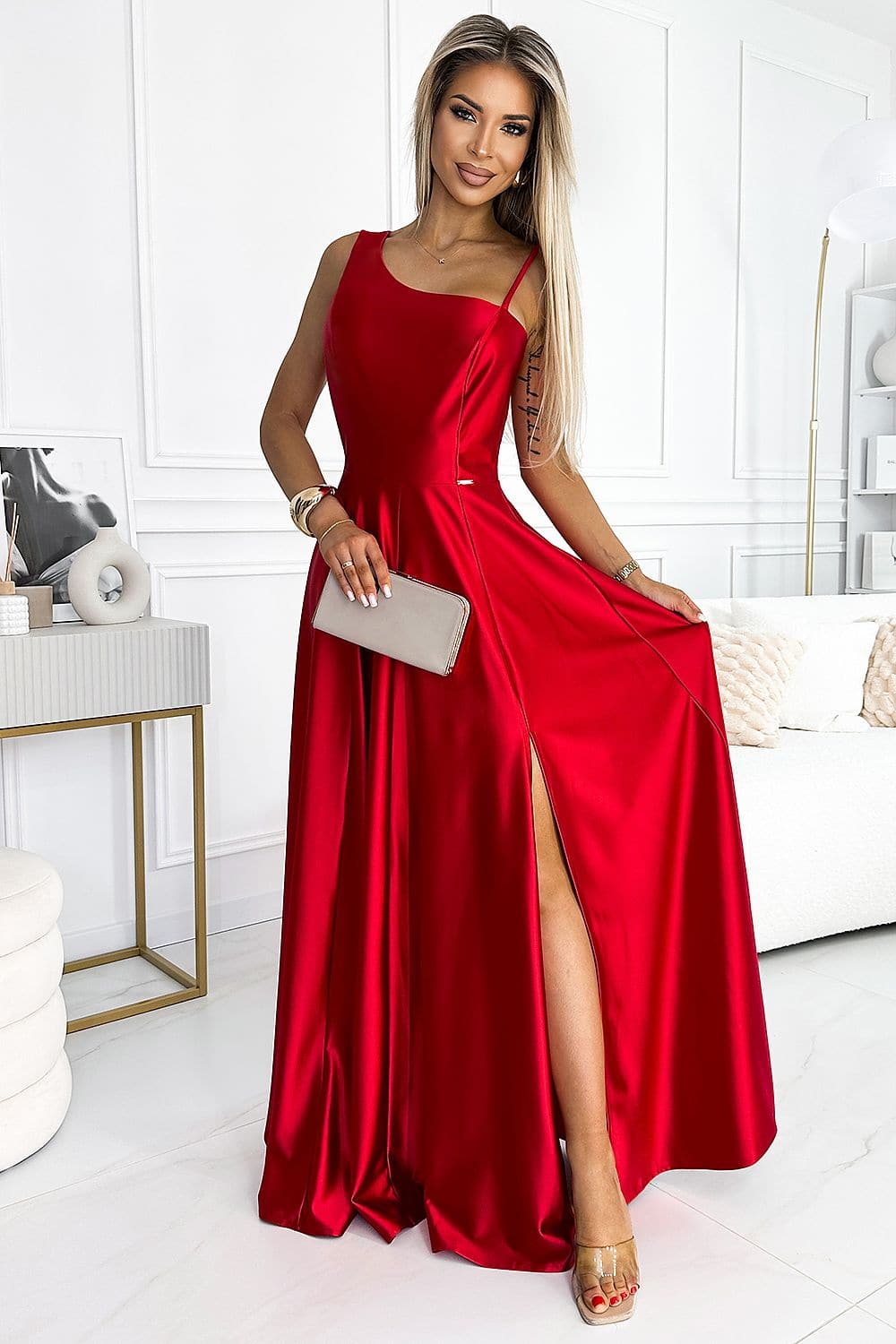 Robe de bal rouge longue avec encolure droite et fente, style chic et élégant pour soirées et événements spéciaux.