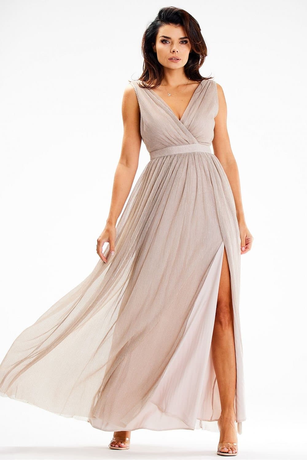 Robe de demoiselle d'honneur beige longue et fluide avec décolleté en V et fente, parfaite pour mariage chic.