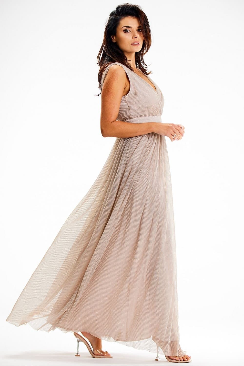 Robe de demoiselle d'honneur beige chic et élégante, longue et plissée, idéale pour mariage ou soirée.