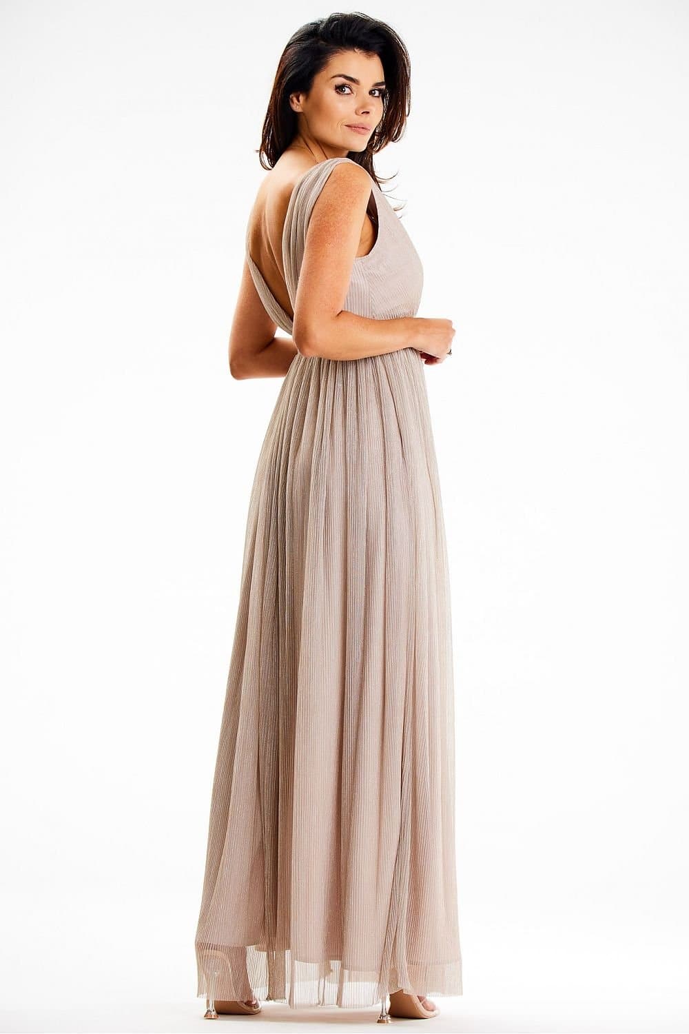 Robe de demoiselle d'honneur beige longue trapèze élégante pour mariage, avec un style chic et une silhouette fluide.