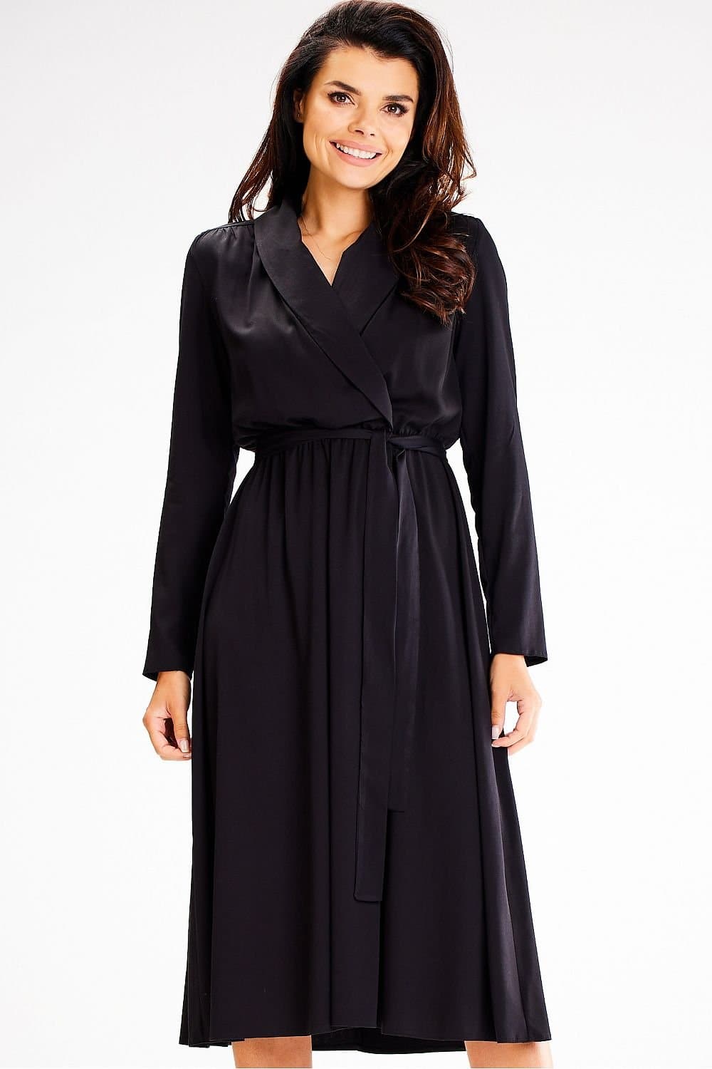 Robe noire chic midi avec manches longues et ceinture, idéale pour journée élégante ou événement casual.