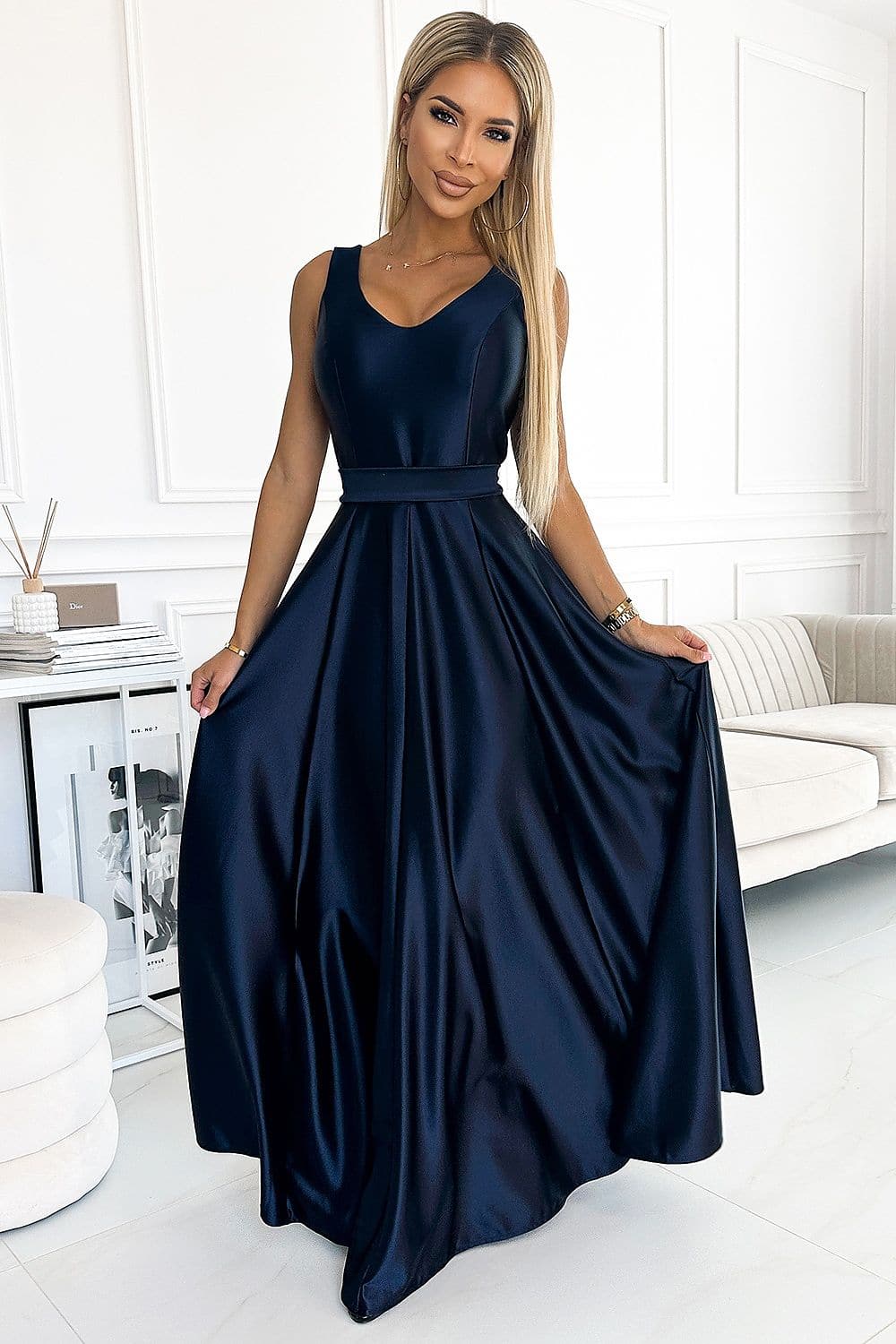 Robe de soirée chic longue bleue sans manches pour mariage invité avec silhouette princesse et décolleté en V.