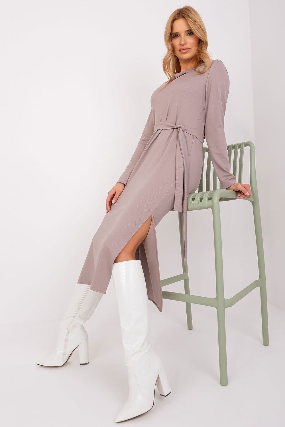 Robe élégante mi-longue terracotta avec manches longues pour cocktail ou soirée, fendue et ceinturée pour silhouette chic et moderne.