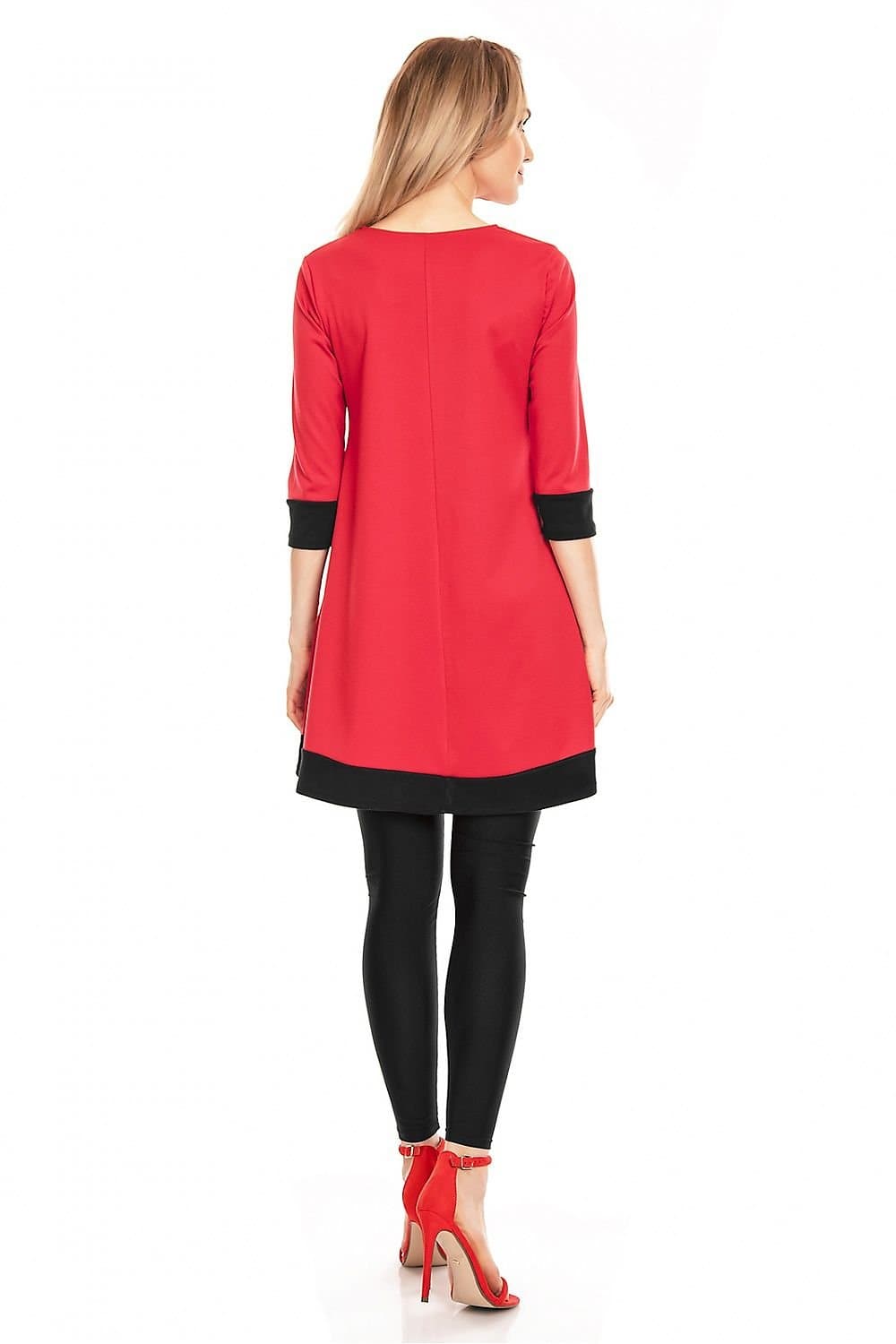Robe rouge grossesse chic mi-longue avec manches trois-quarts et touches noires, idéale pour un look élégant et confortable.