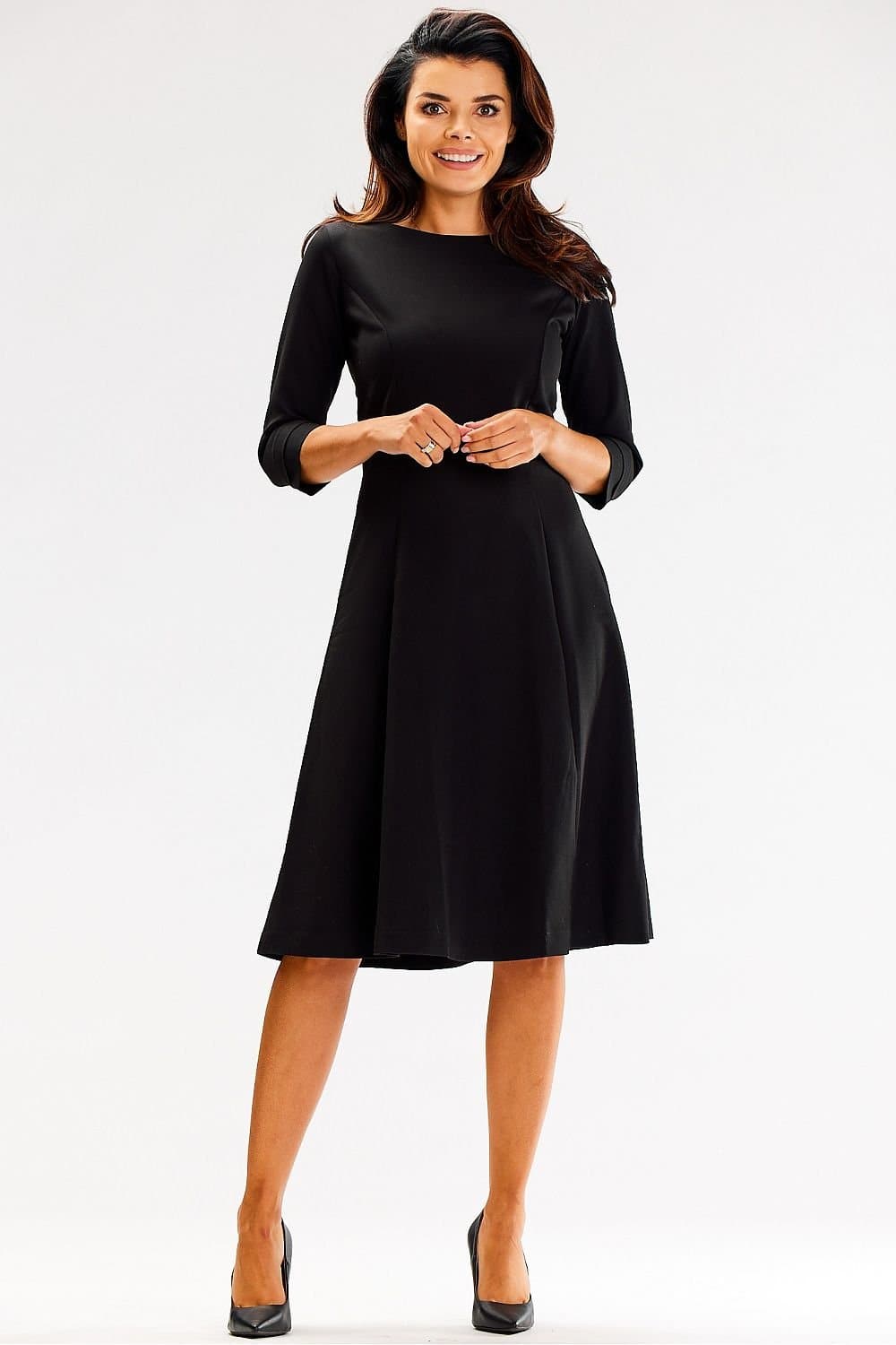 Robe habillée noire midi manches trois-quarts pour soirée chic ou cocktail, silhouette trapèze, idéale pour mariage invité.