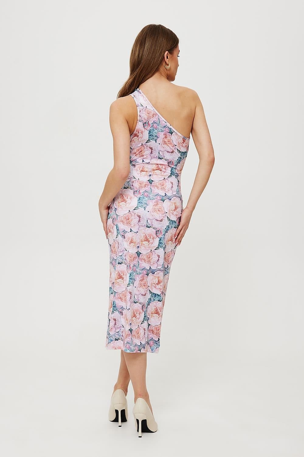 Robe invitée mariage fleurie midi moulante sans manches rose et blanche pour soirée chic et élégante.