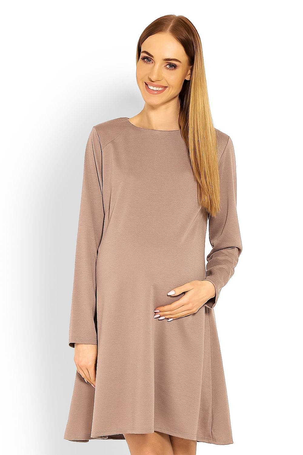 Robe de grossesse chic mi-longue en couleur terracotta avec manches longues pour femme enceinte, idéale pour un look élégant et confortable.