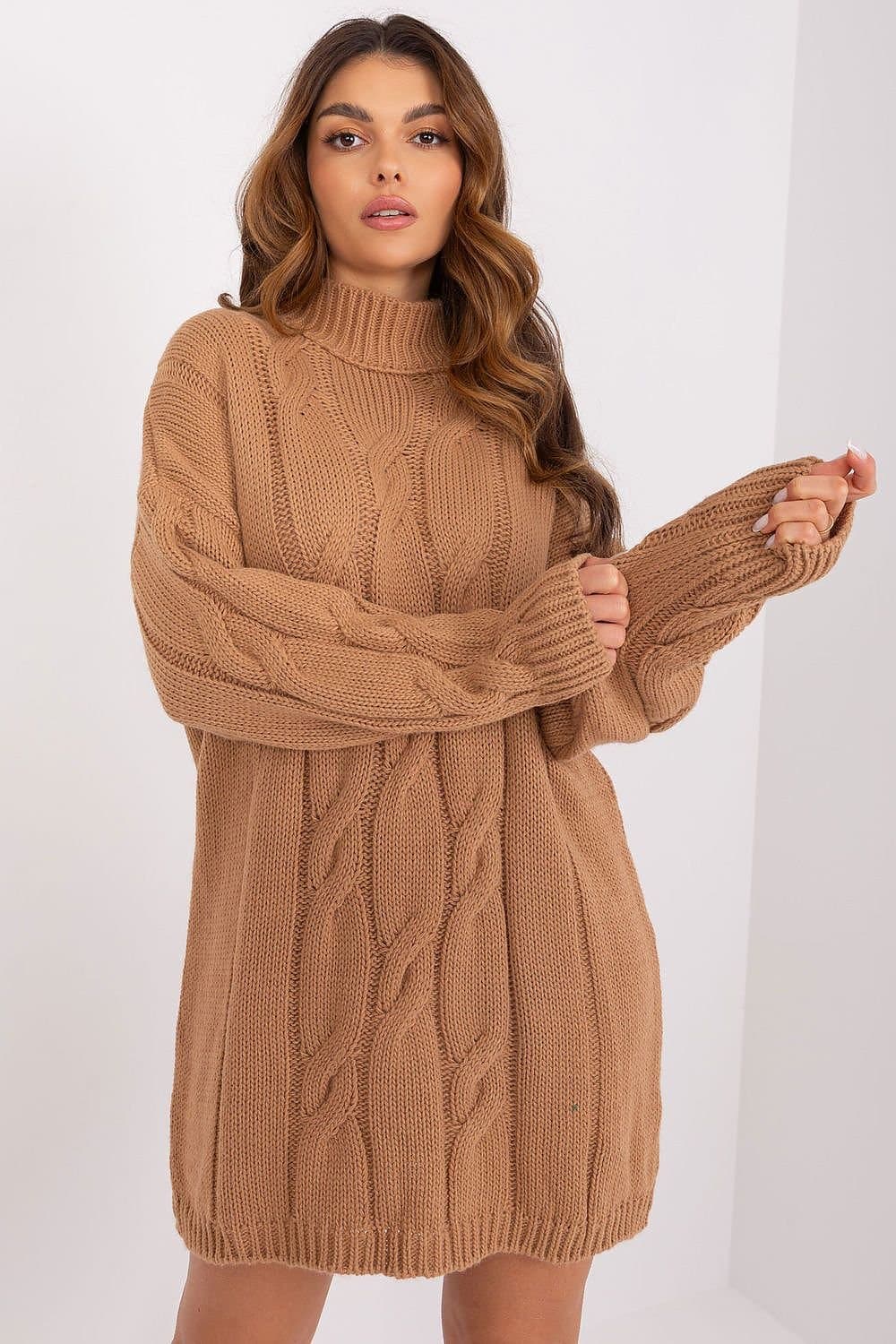 Robe pull col roulé en maille couleur terracotta, longueur courte, manches longues pour un style casual et confortable.