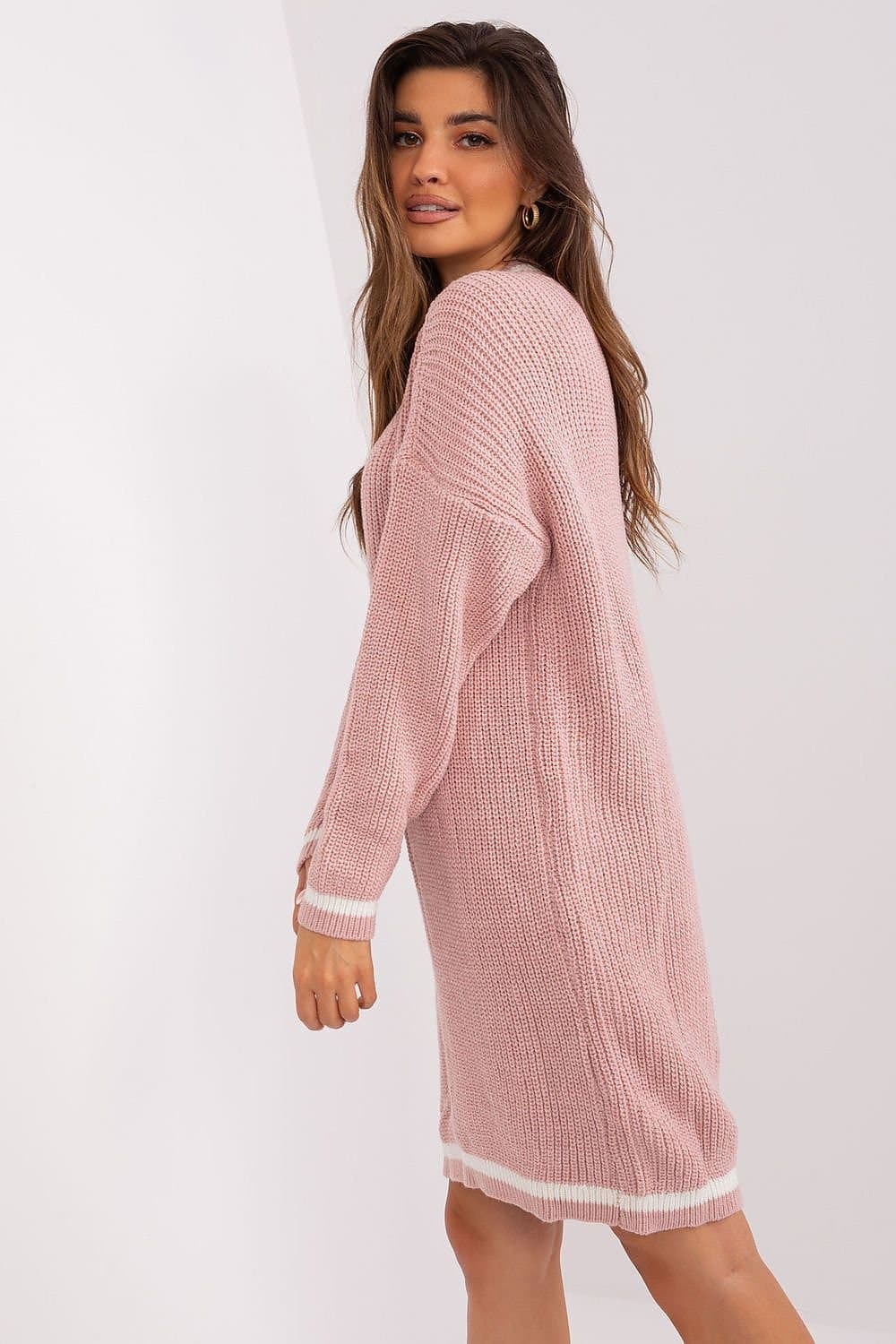 Robe pull rose poudré mi-longue à manches longues pour un style décontracté et confortable.