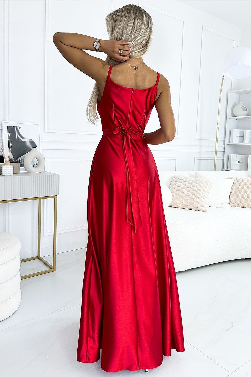 Robe de soirée rouge longue élégante, idéale pour gala ou mariage, avec dos nu et silhouette trapèze pour une touche chic et raffinée.
