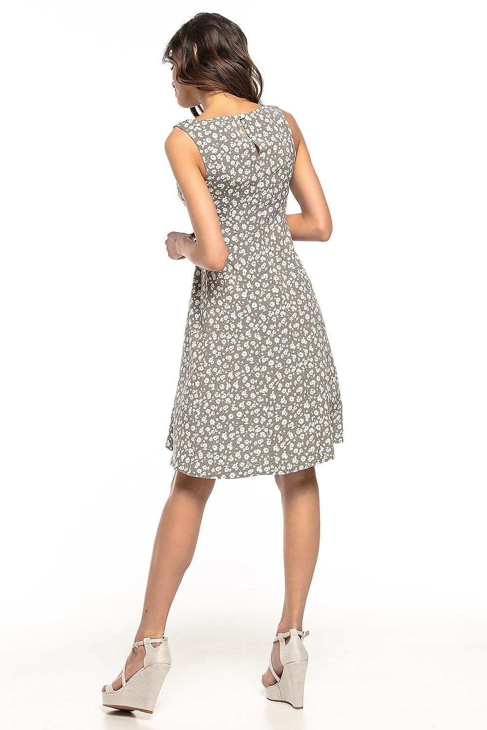 Robe trapèze fleurie blanche mi-longue sans manches pour été, idéale pour journée décontractée ou bal.