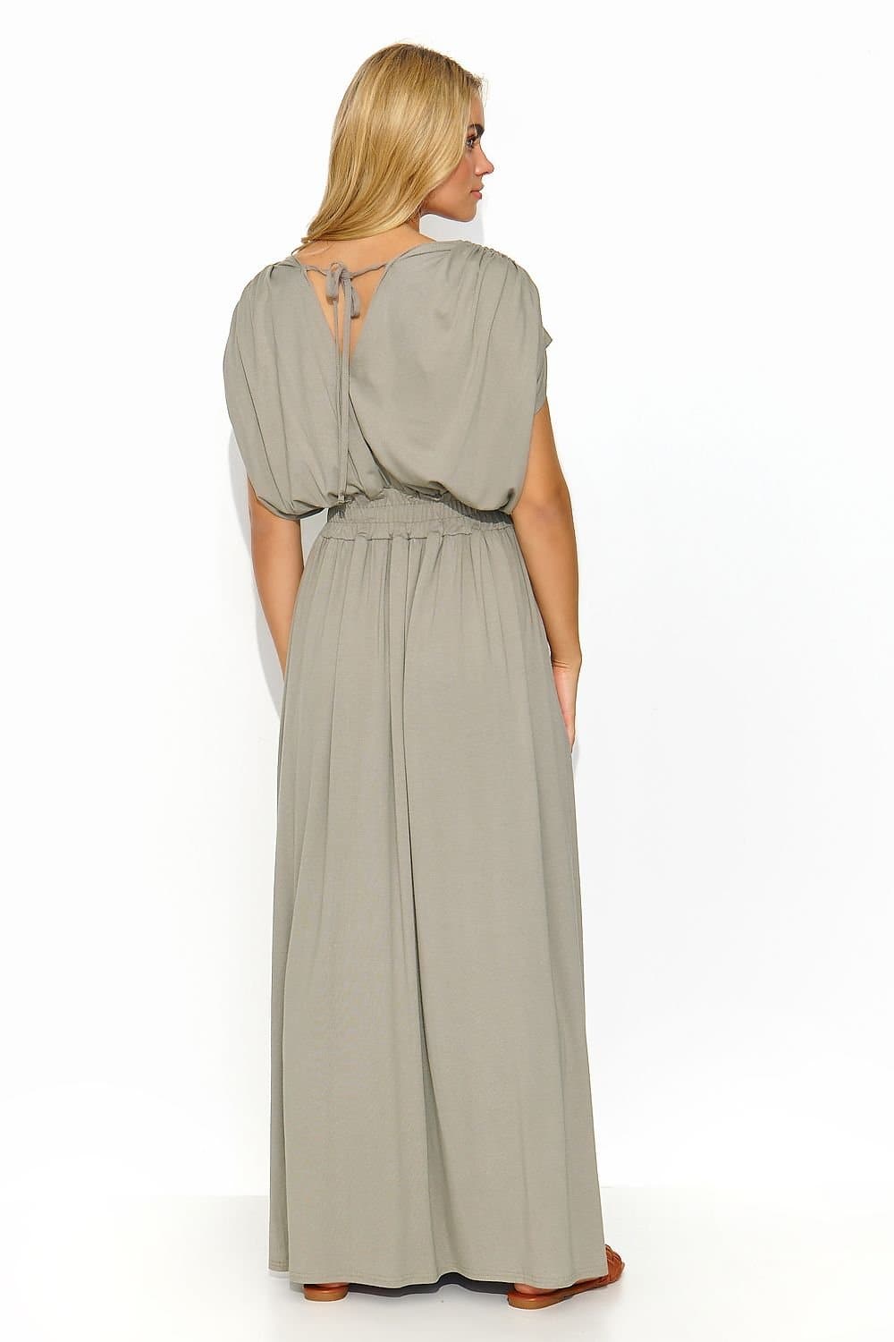 Robe vert sauge longue fluide avec manches courtes et dos nu, parfaite pour un mariage ou une soirée d'été.