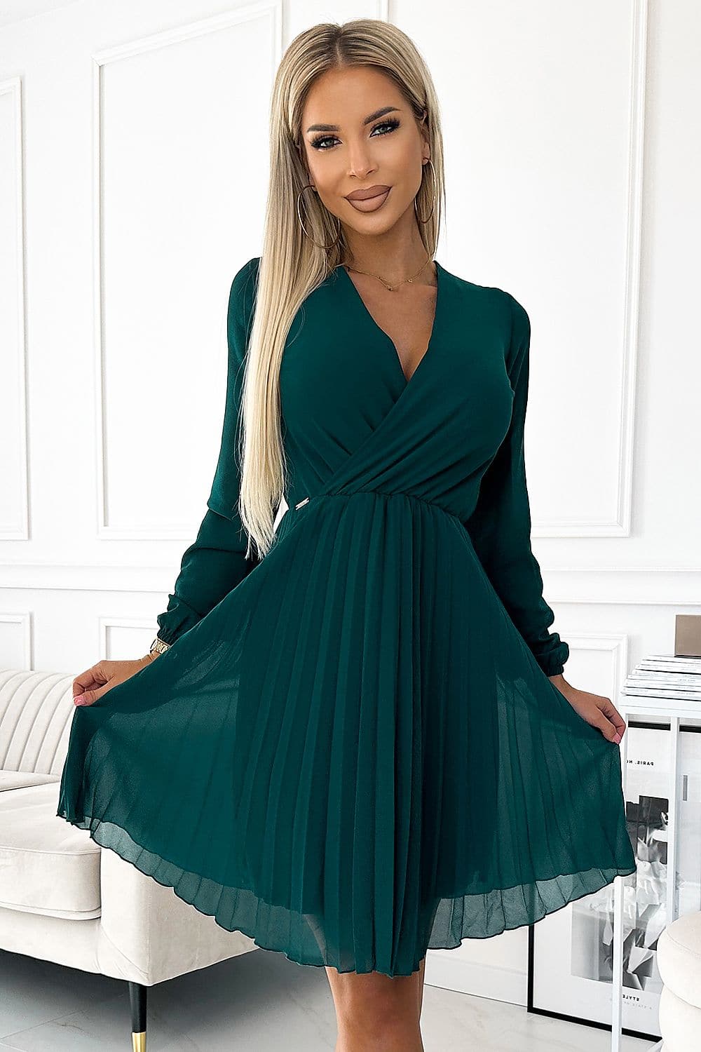 Robe verte courte soirée chic manches longues plissée idéale pour cocktail ou événement élégant.