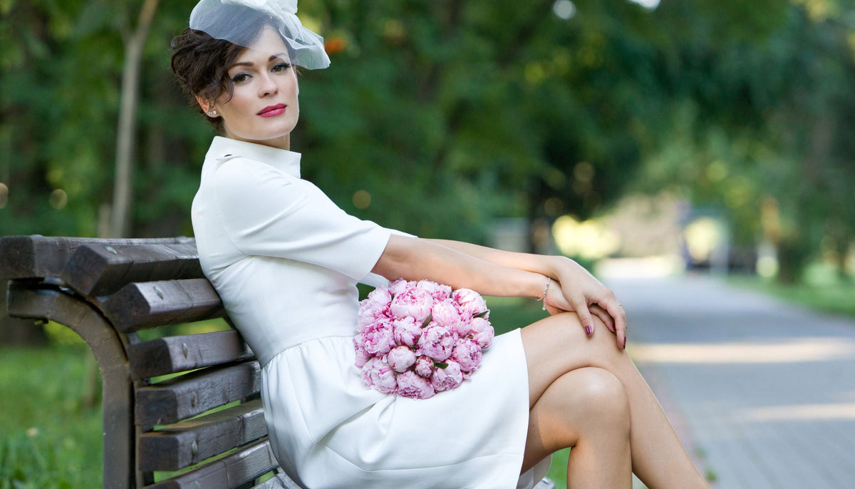 femme en robe fourreau blanche 