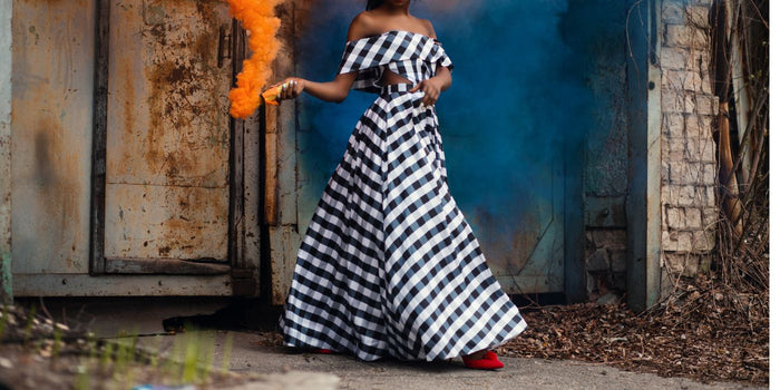 Quelle Chaussure Mettre Avec une Robe Noire et Blanche ?