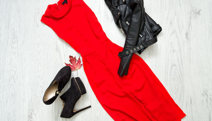 chaussures noir avec une robe rouge