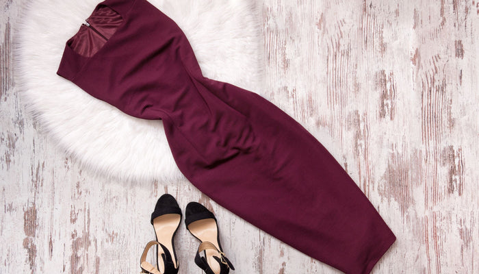 chaussures noires à talons pour robe bordeaux