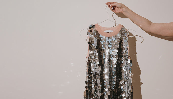 robe sequin argentée sur un cintre