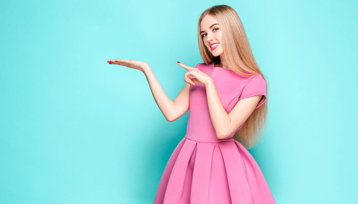 femme qui porte une robe rose sur un fond bleu