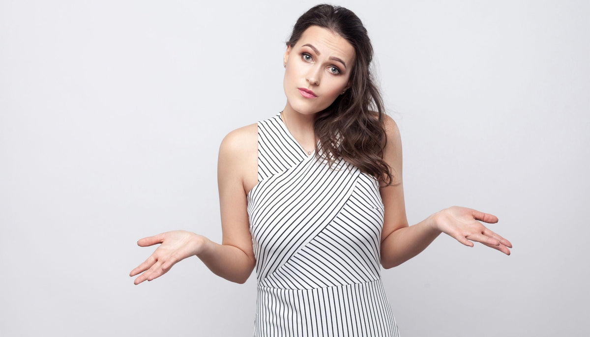 femme qui se pose une question en robe midi