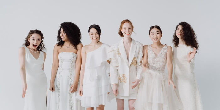 Plusieurs femmes en robe blanche