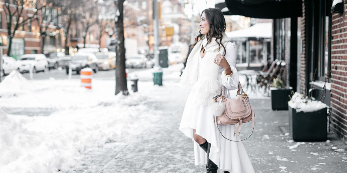 Femme en robe blanche dehors en hiver