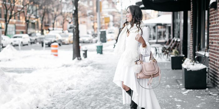 Femme en robe blanche dehors en hiver