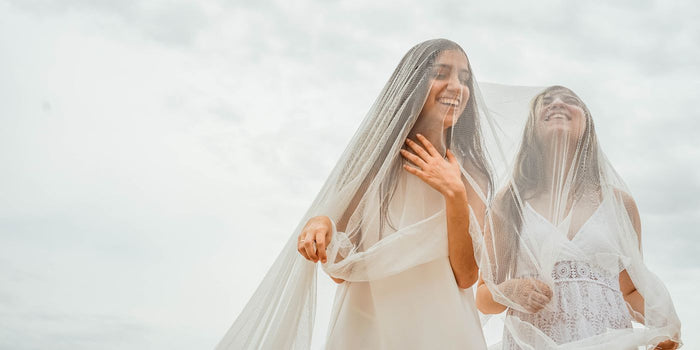 Deux femmes en robe blanche transparente