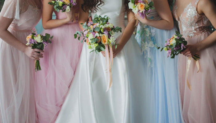 femmes en robes de demoiselle d'honneur