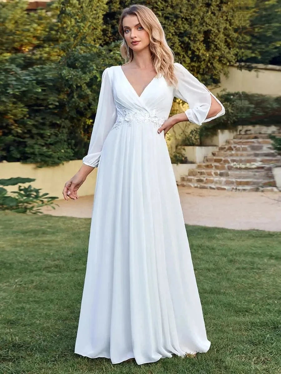 Robe de mariage bohème blanche longue avec manches longues pour un style chic et fluide