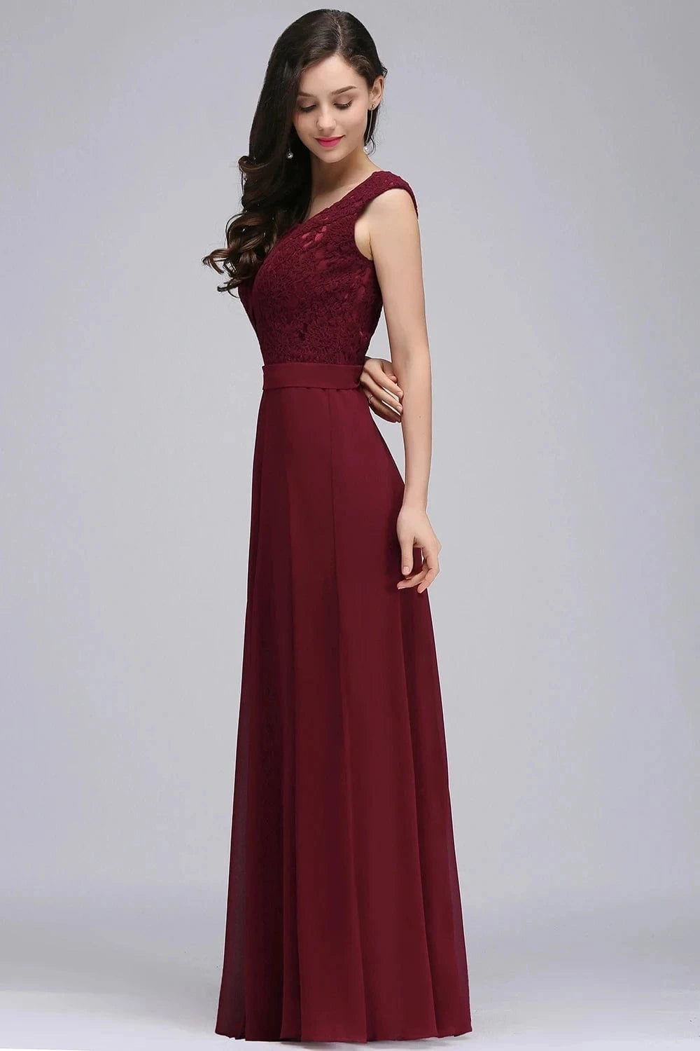 robe demoiselle d'honneur longue chic en satin fluide rose poudré silhouette trapèze manches longues