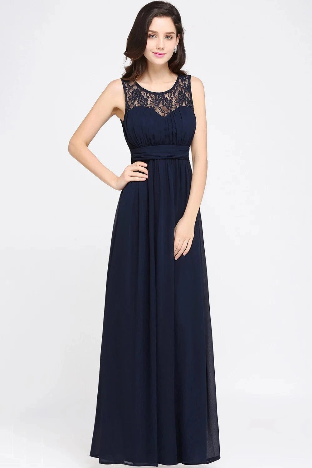 robe longue demoiselle d'honneur chic en dentelle champagne silhouette princesse manches courtes