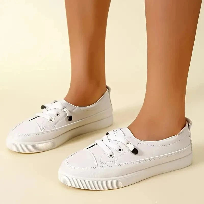 baskets blanches chic pour look casual féminin, idéales avec une robe fluide mi-saison ou un jean