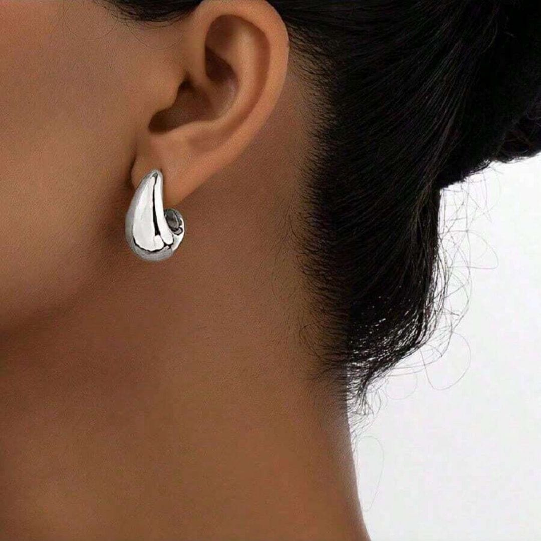 boucles d'oreilles goutte d'eau argentée élégantes pour soirée chic ou mariage invité raffiné femme